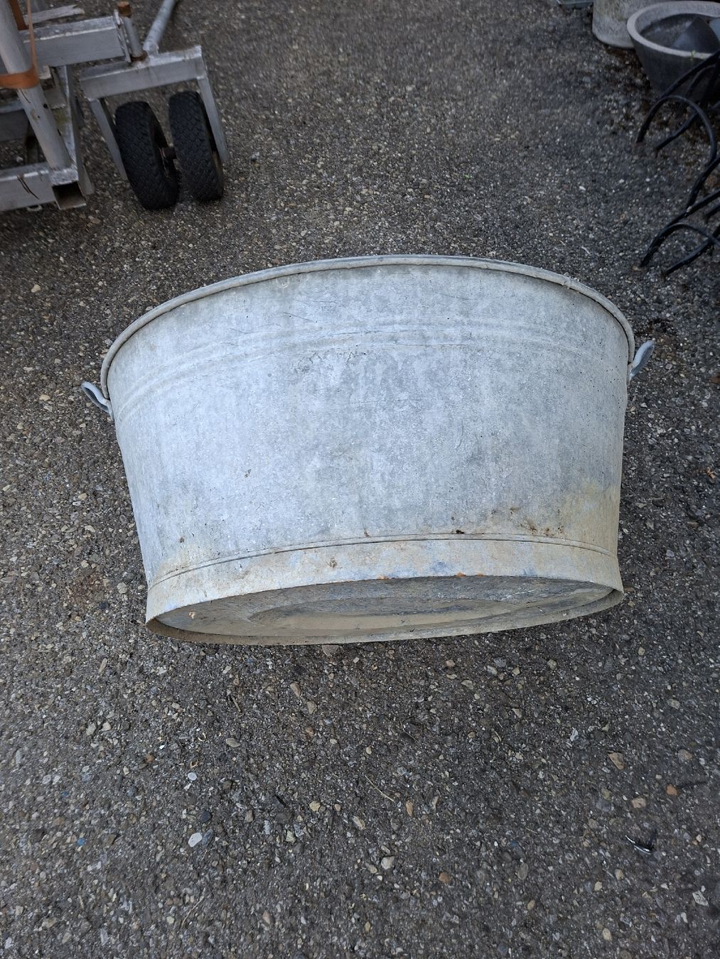 Autres décorations pour le jardin: Zinkwanne / Zuber oval extra Gross - dicht – D'occasion à Erlach par silvia3235 3