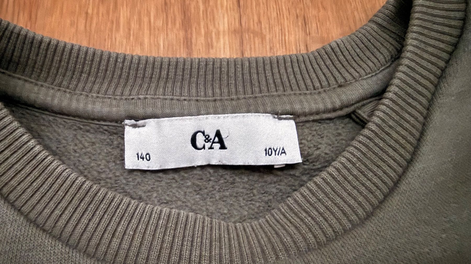 C&A Maglioni & Felpe: Pullover C&A olivgrün, Grösse 140 – Usato da Glattbrugg venduto da Seventyfive 1