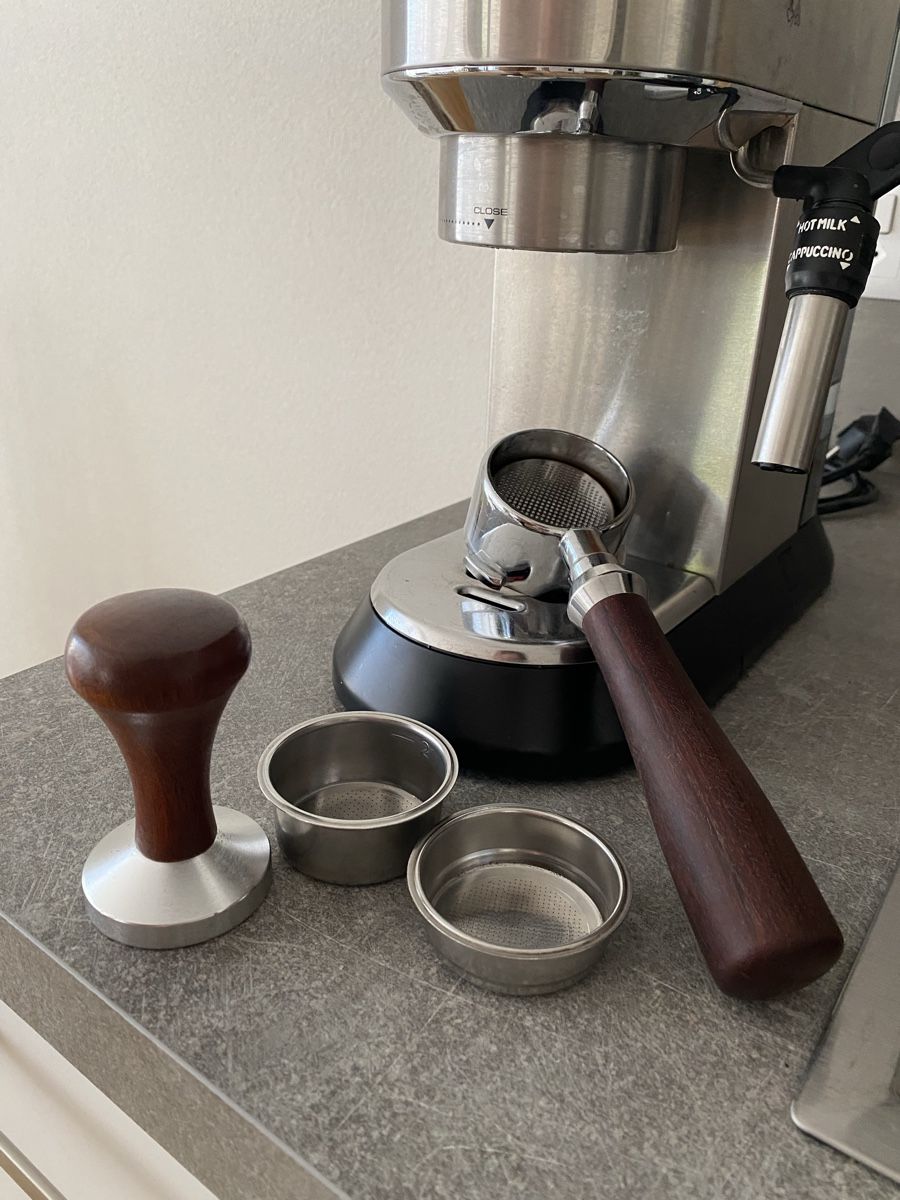 De'Longhi Kaffeemaschinen & Espressomaschinen: DeLonghi Dedica Espresso Machine – Gebraucht aus Neuchâtel von jul_r2nj