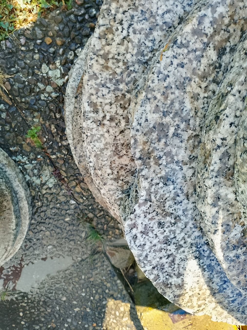 Pietre & tegole: Granit Gartenplatten 27 Stück, Rund 40 cm d – Usato da Erlen venduto da mon_78hm 2
