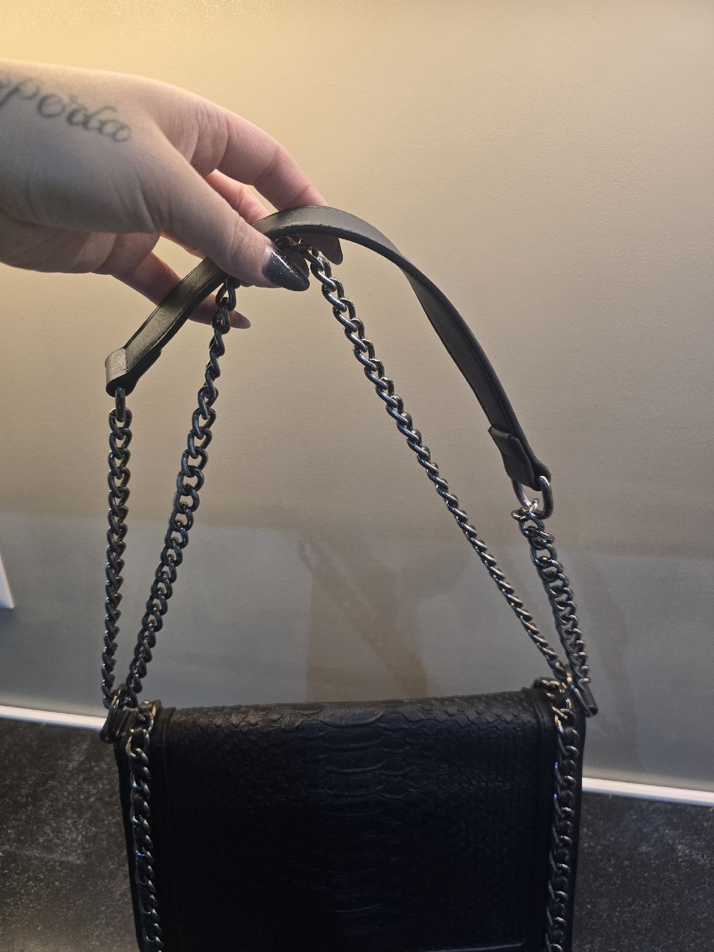 Borse da donna: Handtasche in Schwarz mit Silberkette – Nuovo (secondo la descrizione) da Hägglingen venduto da Raff_Ella 3