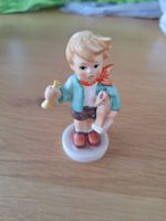Goebel Figur Junge mit Spielzeug Keramik Porzellan .