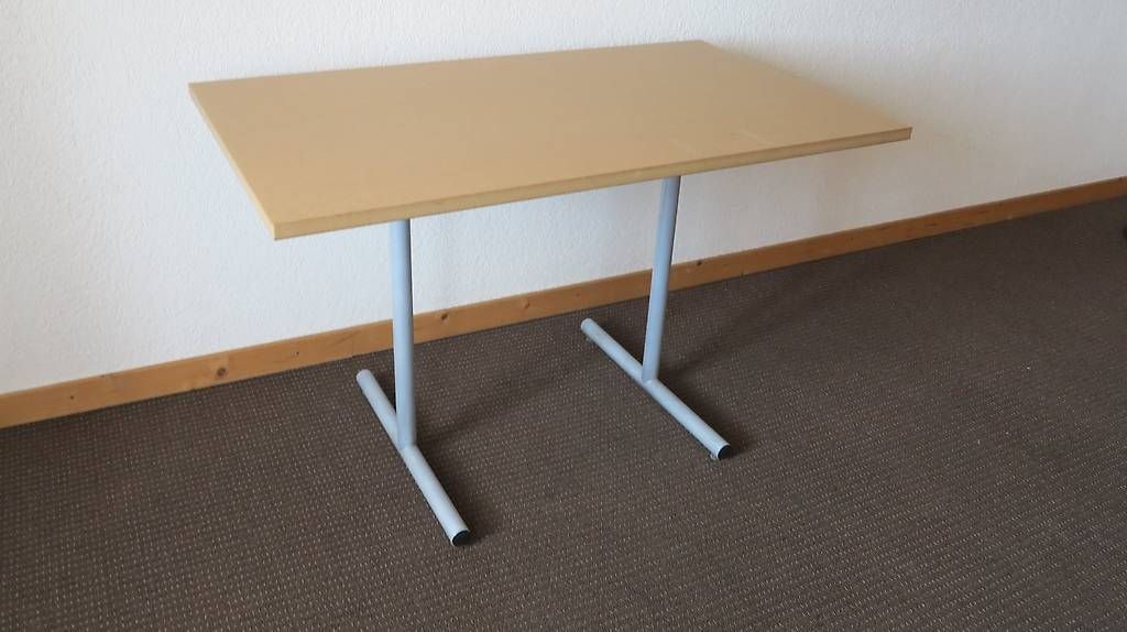 Tables: Tisch mit Holzplatte – D'occasion à Sutz par Anker06