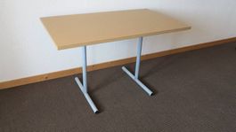 Tisch mit Holzplatte