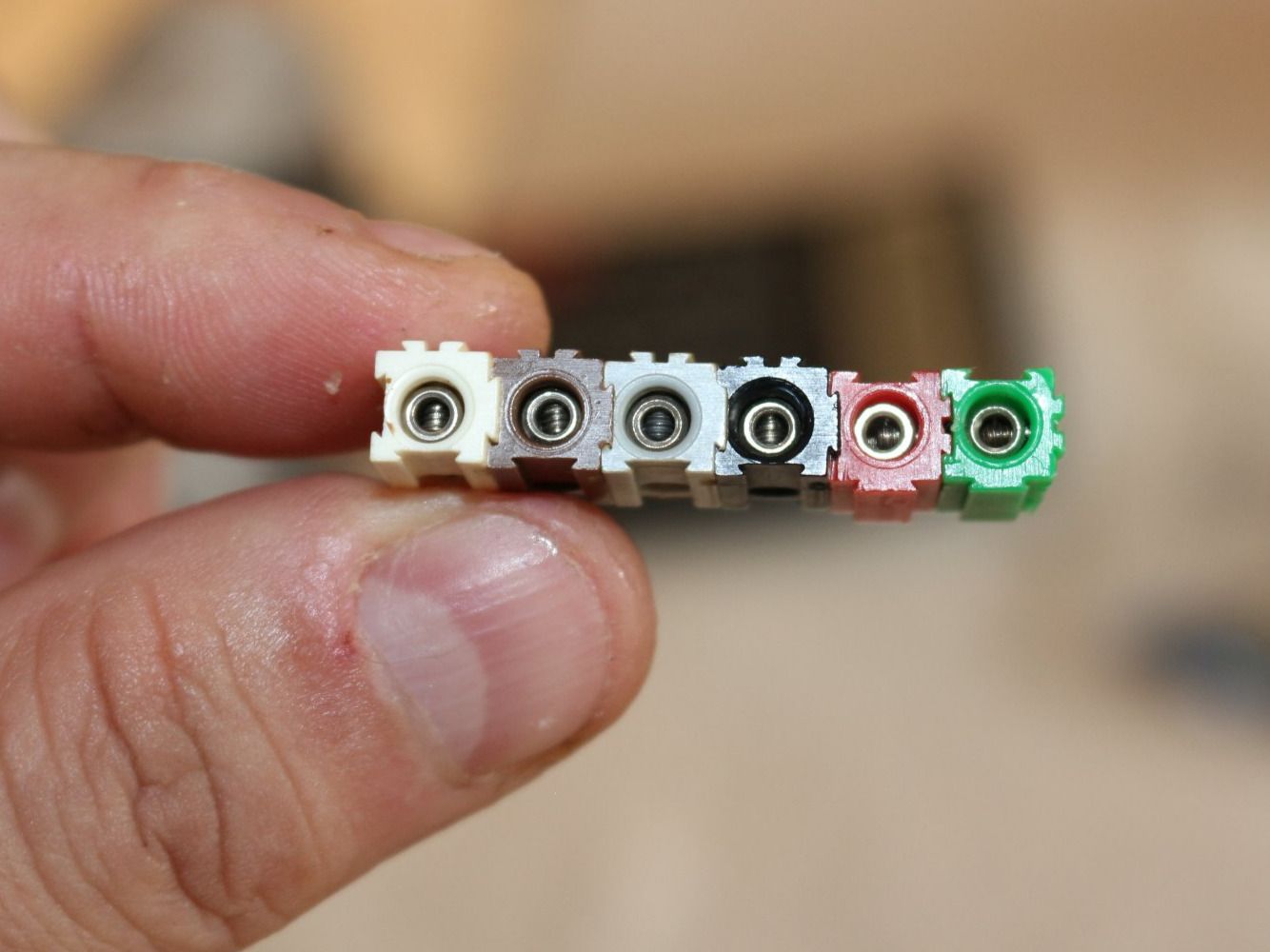 Modelleisenbahnen: H0 Steckers mit Querloch - Set mit 25 Stk. spezielle Version – Gebraucht aus Roveredo GR von  5
