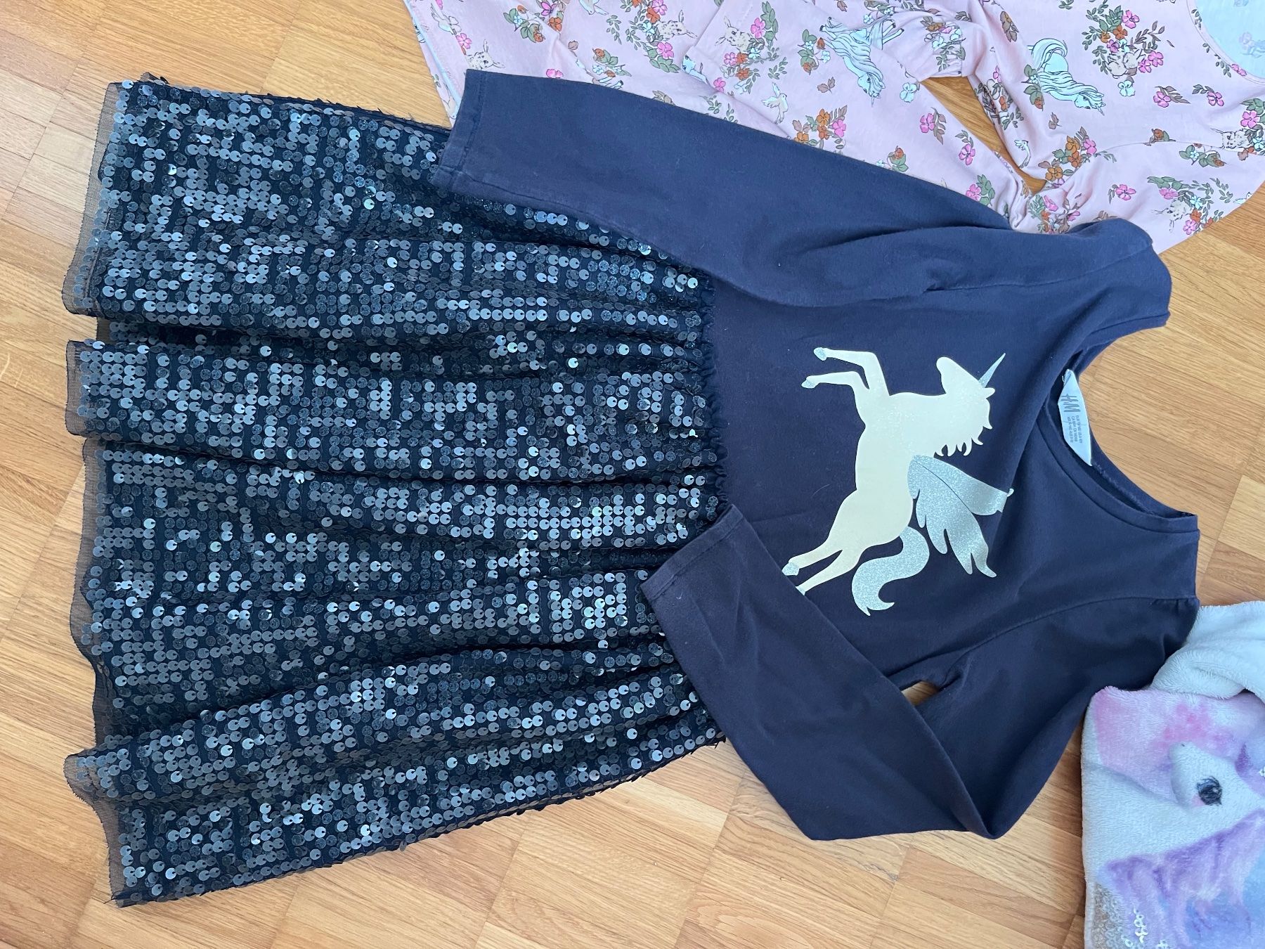 H&M Lotti & Set di vestiti: Mädchen Kleider und Pullover Einhorn Set gebraucht – Usato da Jona venduto da Ceppeto 1