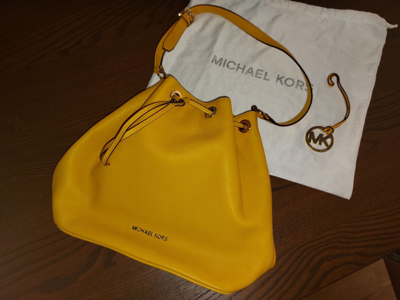 Michael Kors Taschen für Damen: Michael Kors Bucket Bag gelb – Gebraucht aus Bern von fabienneste 3