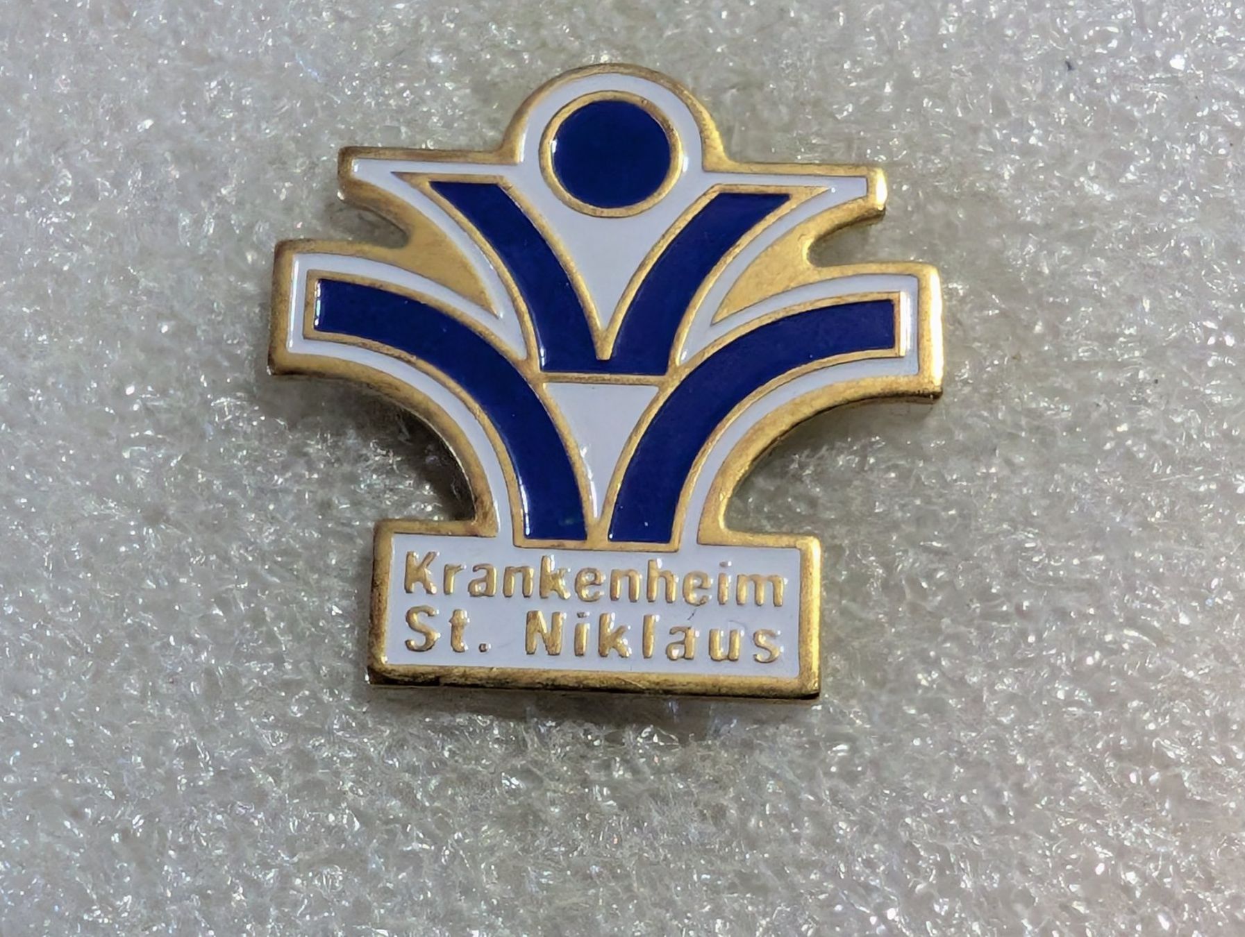 Placchette & Badge: Ansteckpin 131: Krankenheim St. Niklaus – Usato da Oppligen venduto da Pin-Fall-Shop