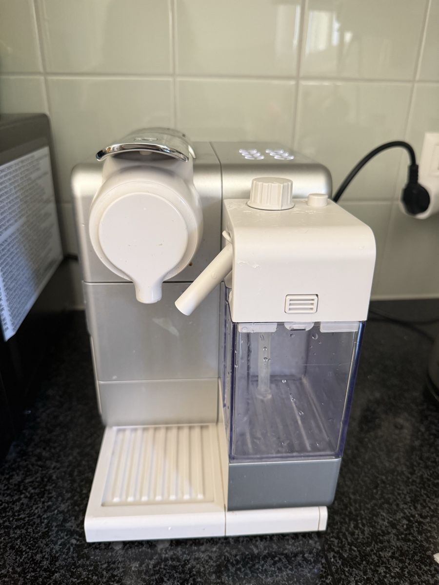 De'Longhi Kaffeemaschinen & Espressomaschinen: Nespresso DeLonghi Silver Used with milk frothing function – Gebraucht aus Zürich von Iris_li