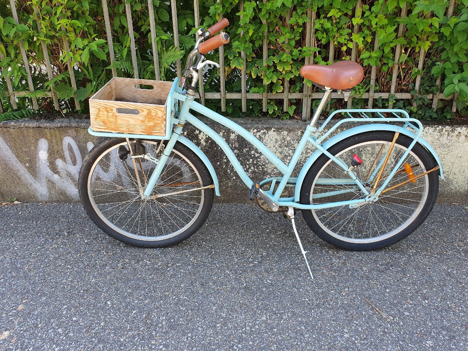 Vélos: Damenvelo hellblau mit Transportkiste – D'occasion à Burgdorf par mentalshopCH 1