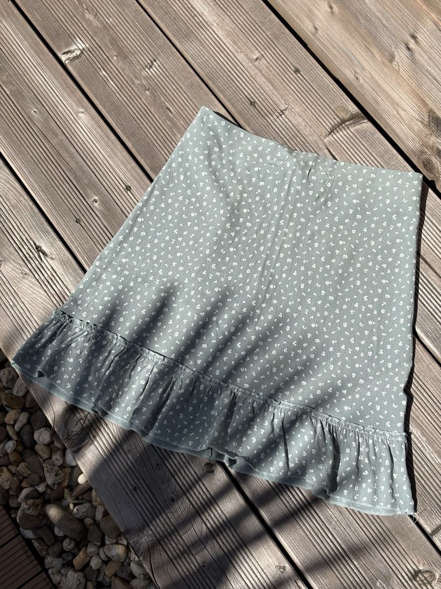 Brandy Melville Jupes: Rock mit Blumenmuster One Size von Brandy Melville – Neuf (Voir description) à Fehraltorf par lea_9bt5