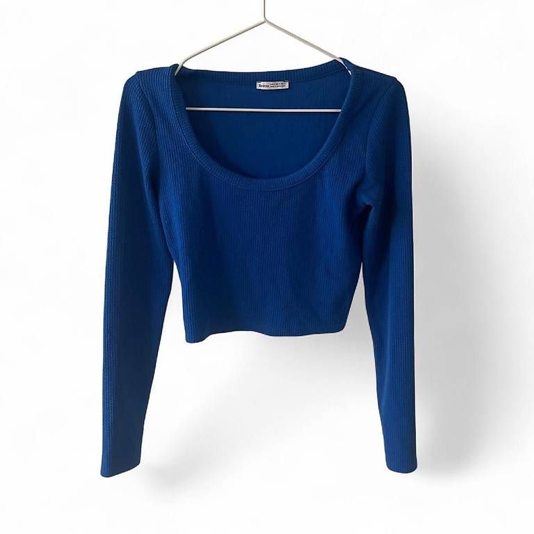 Bershka Pulls & Sweat-shirts: Blauer Crop Pullover Grösse S – D'occasion à Bern par shiggyy
