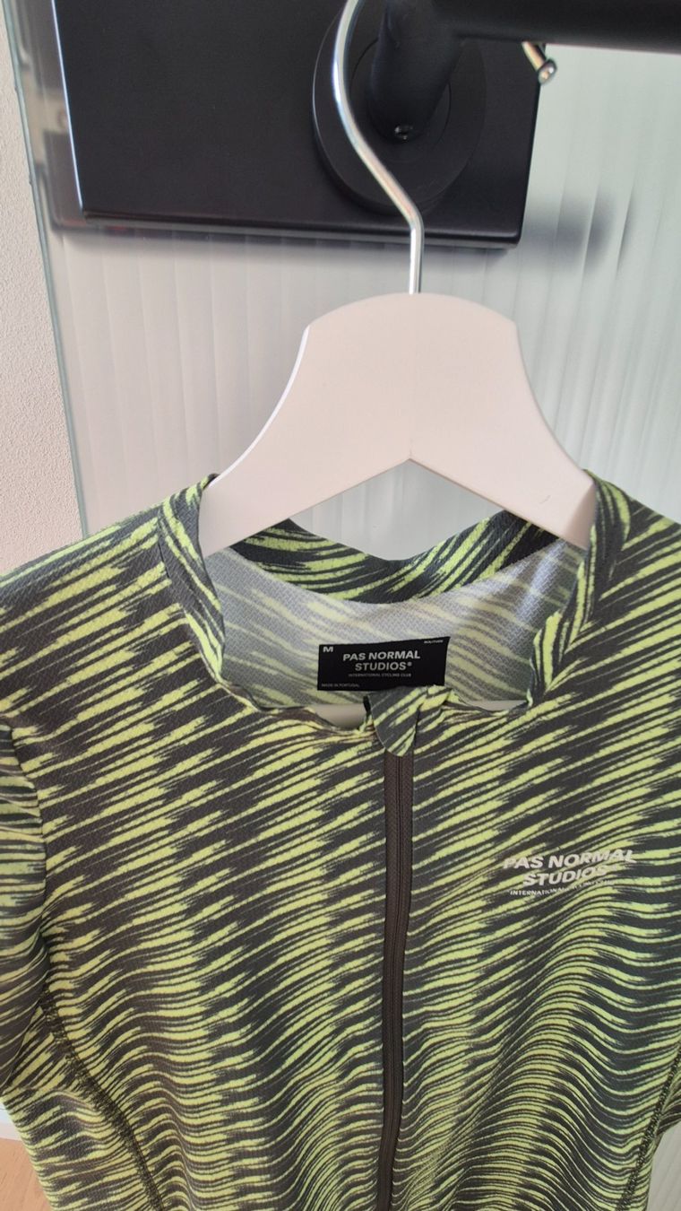 Pas Normal Studios Leibchen & Hosen: Pas Normal Studios Solitude Trikot – Gebraucht aus Selzach von e30dtm 2