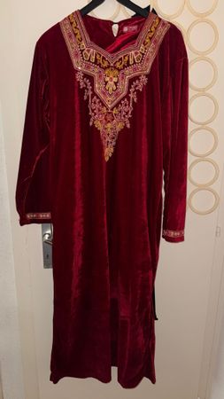 Robe velours rouge brodée taille L neuve