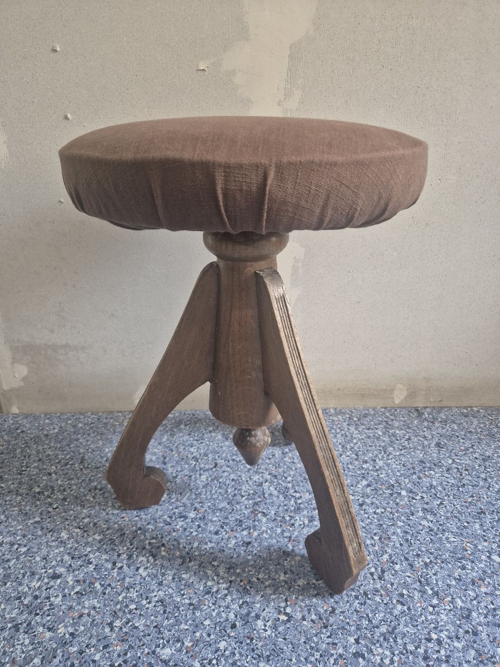 Hocker: Sitzhocker braun Holz dreibeinig – Gebraucht aus St. Gallen von ali_tms5