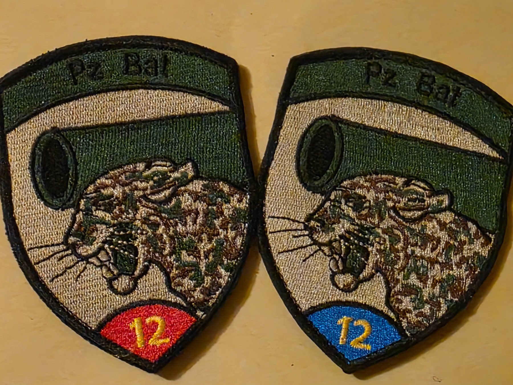 Schweizer Armee Placchette & Badge: Panzer Abzeichen Duo Badges Panzer Bat 12 Klett – Nuovo (secondo la descrizione) da Nyon venduto da freetoys08