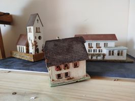Maisons miniature bois H0 et d'église en miniature, lot de 3