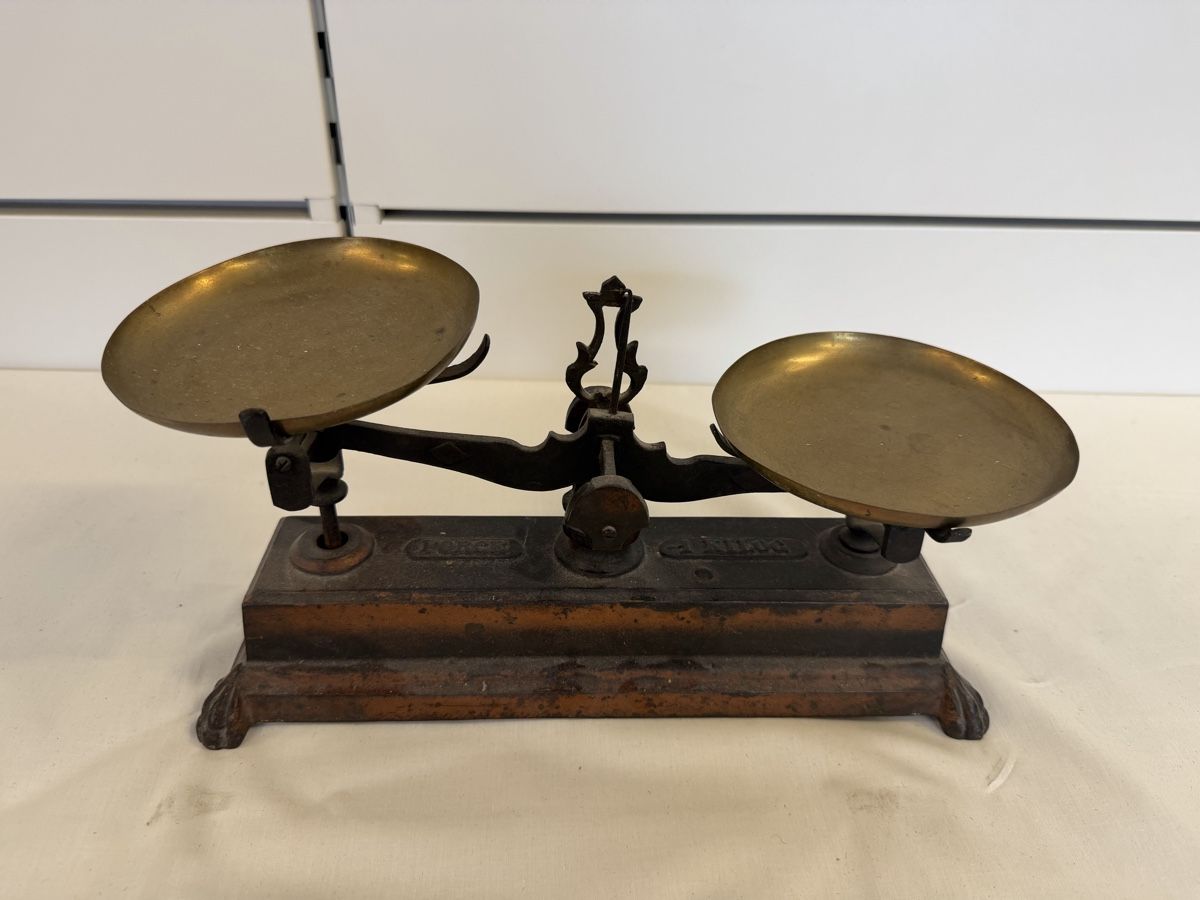 Bilance e pesi: Balance ancienne en laiton et fer  – Usato da montreux venduto da Always-Good