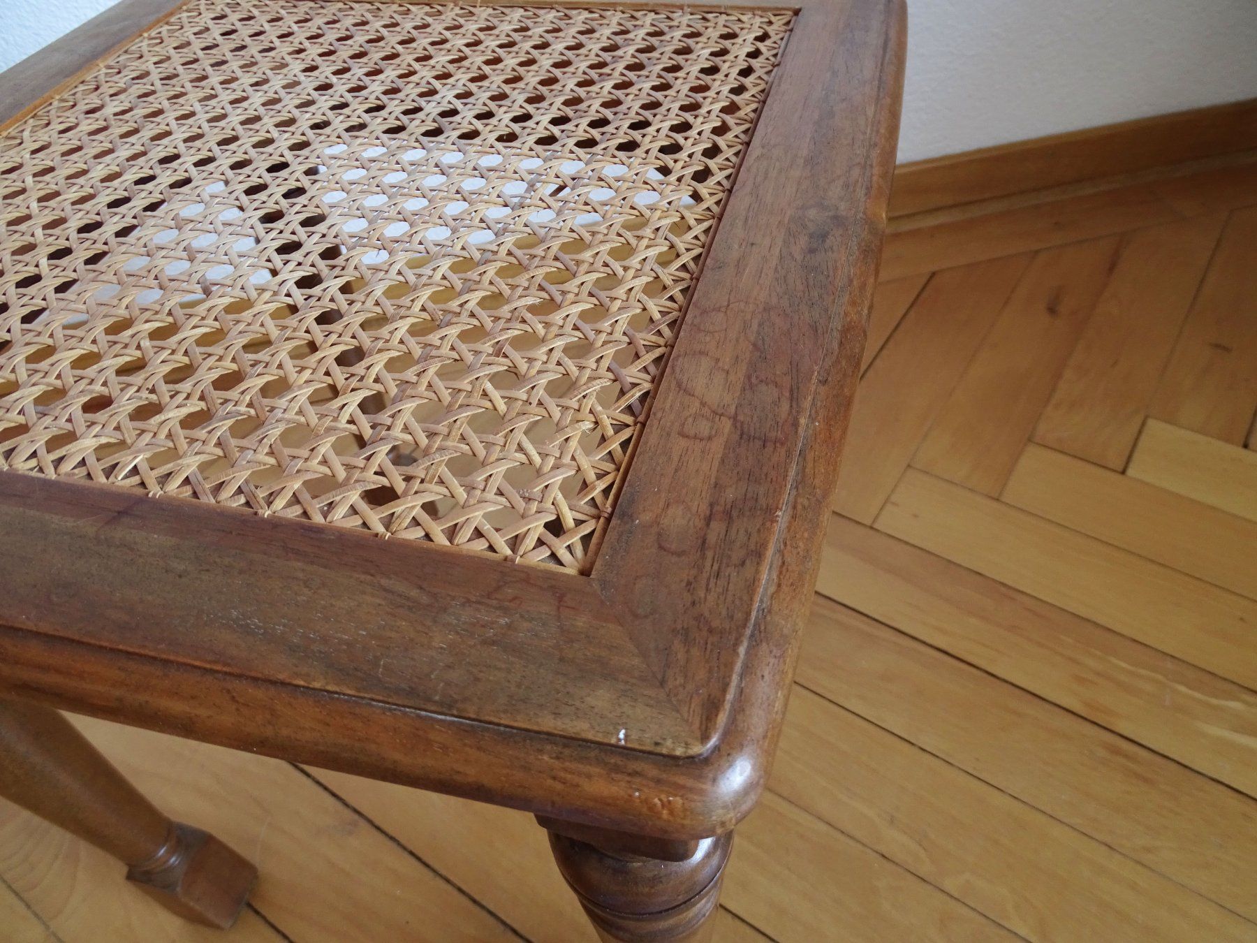 Sgabelli: Vintage Holz-Hocker mit Rattan-Geflecht – Usato da Solothurn venduto da hli_n69n 3