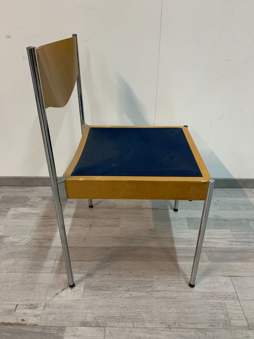 Horgen Glarus Stühle: Stapelstuhl von Horgenglarus mit dunkelblauer Sitzfläche – Gebraucht aus Zürich von ZuercherBrockenhaus 3