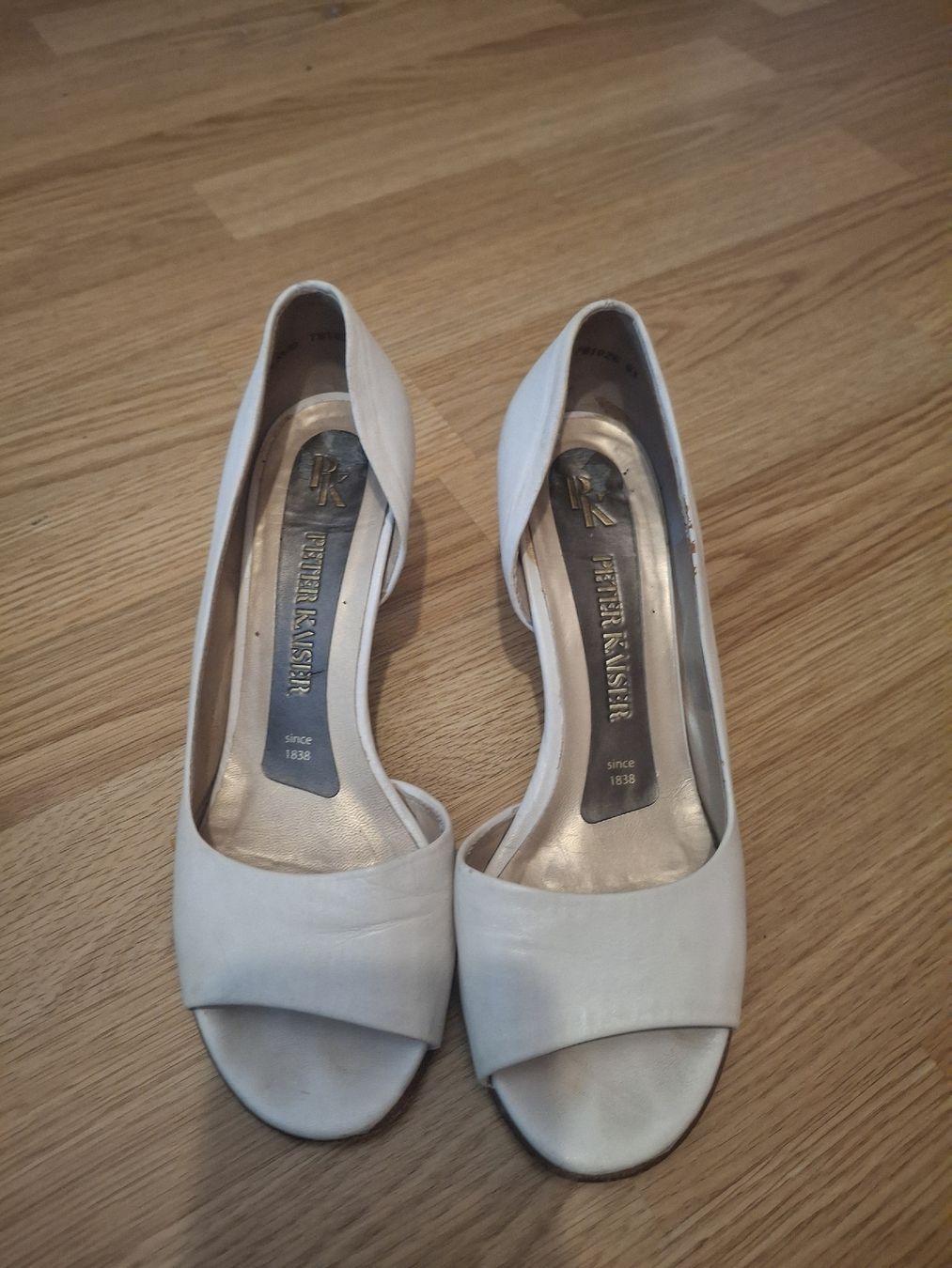 Kaiser Scarpe da donna: Damenschuhe Peter Kaiser Grösse 3.5 weiss Leder Pumps – Usato da Füllinsdorf venduto da DeGyMe 2