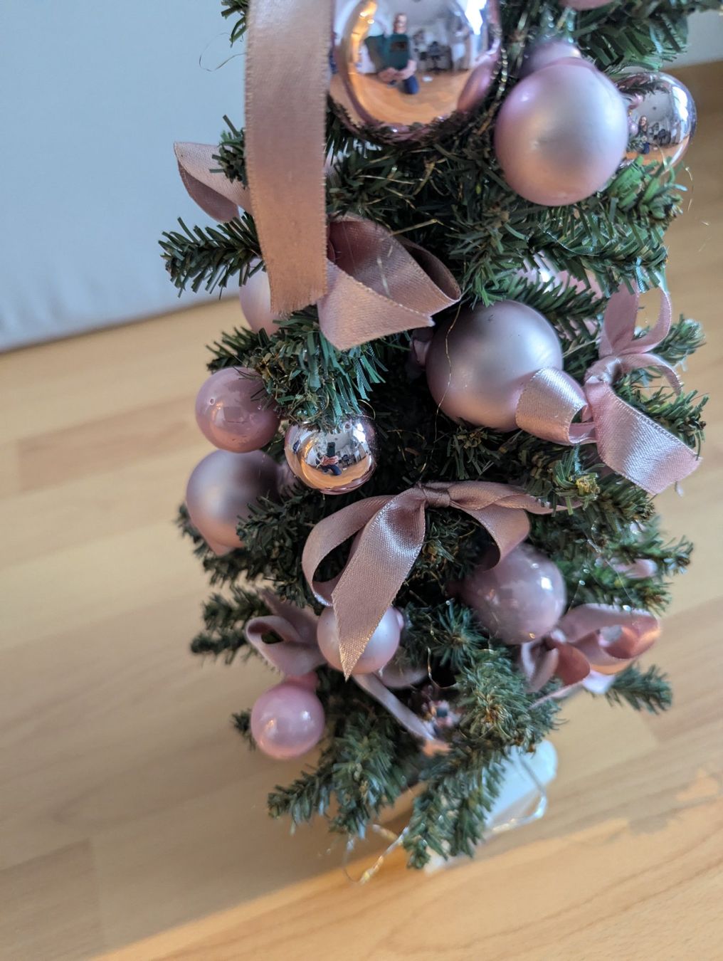 Tutte le decorazioni: Mini Weihnachtsbaum mit rosa Kugeln & Lichterkette – Usato da Horgen venduto da snickers58 3