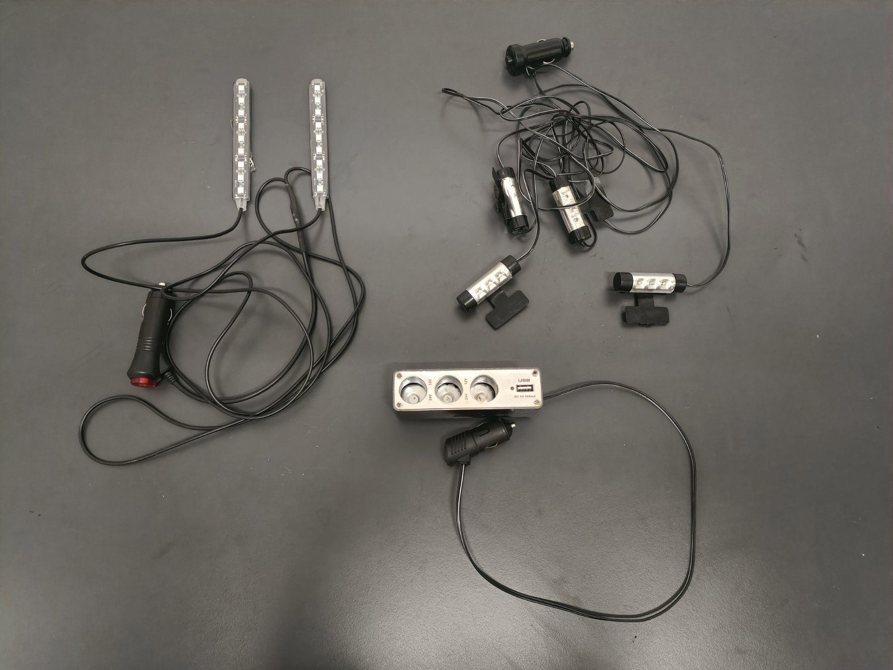 Tutti i ricambio: Auto LED Innenbeleuchtung Set mit Zigarettenanzünder & USB – Usato da Rickenbach b. Wil venduto da Mysterion4