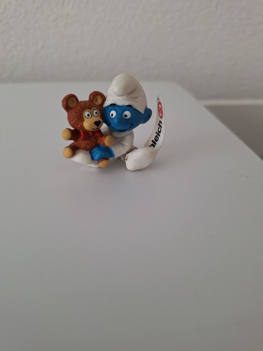 Schleich Statuette: Babyschlumpf mit Teddy – Nuovo e nell'imballaggio originale da Rothrist venduto da Stranglehold