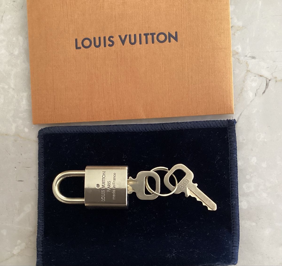 Louis Vuitton Portachiavi: Louis Vuitton Schloss mit 2 Schlüsseln – Usato da Magadino venduto da sylvierosa 1
