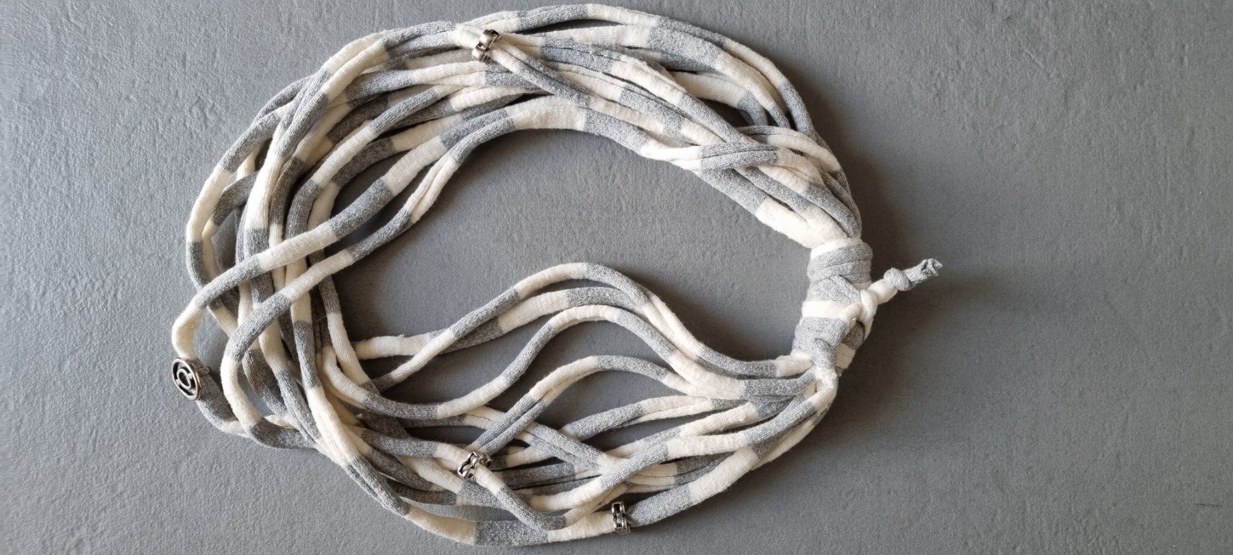 Colliers: Collier sautoir multi-rangs, FAIT MAIN – Neuf avec emballage d'origine à vufflens la ville par Veuveclicquot