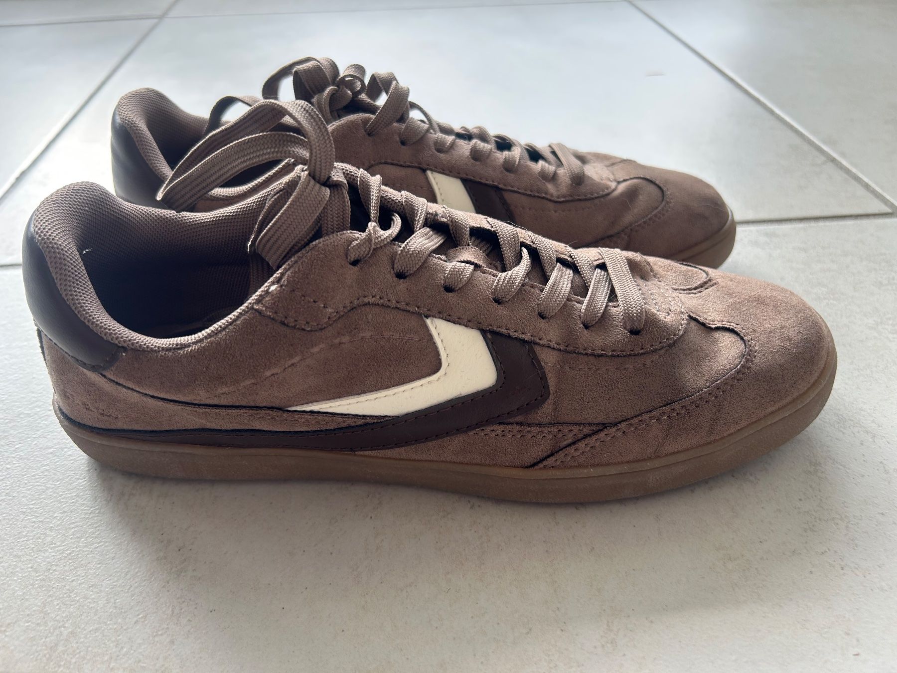 Scarpe da donna: Paire de basket Bershka – Usato da Courrendlin venduto da loko2910