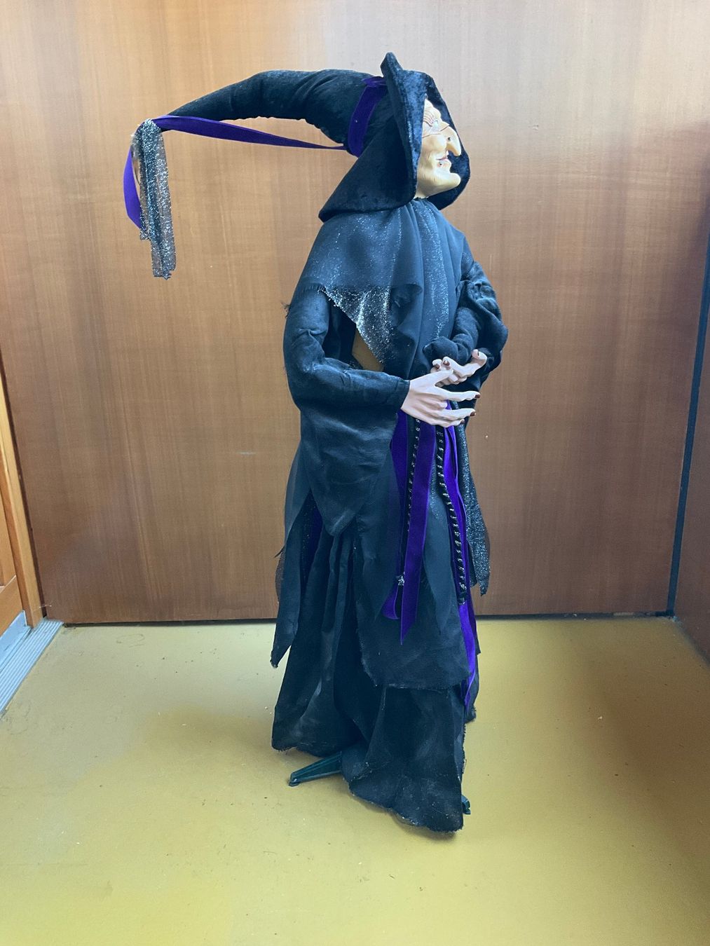 Figuren: Hexenfigur Halloween Dekoration mit Hut und Gewand – Gebraucht aus Zürich von and_8jnp 1
