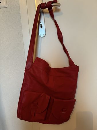 Rote Ledertasche Emilio Carducci, viel Stauraum
