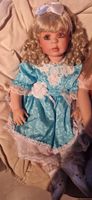 Porzellanpuppe mit blauem Kleid, Sammlerstück!