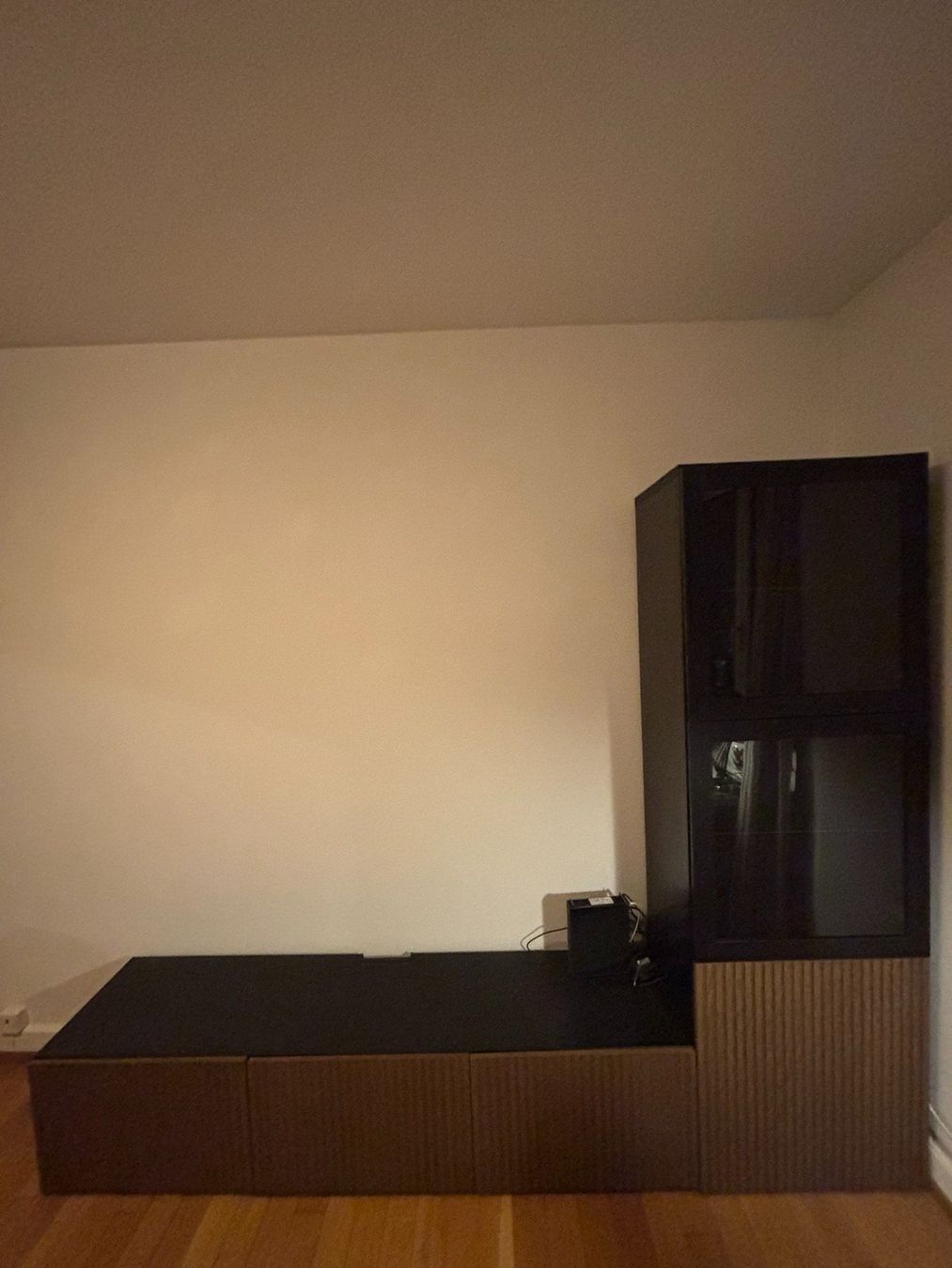 Mobili TV: TV-Möbel mit Vitrinenschrank – Usato da Zürich venduto da Gorgina 1