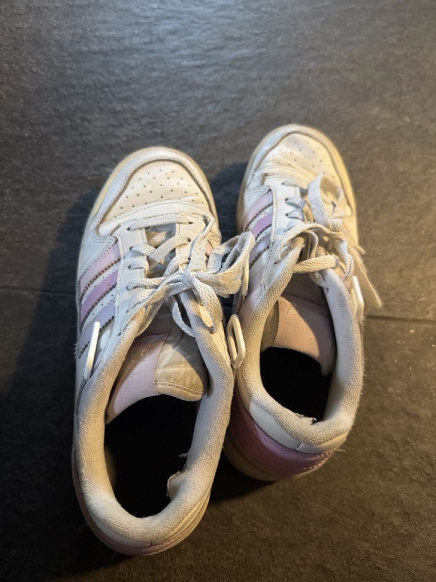 Damenschuhe: Stark getragene Adidas Sneaker – Gebraucht aus wolfhausen von leana.orisha 1