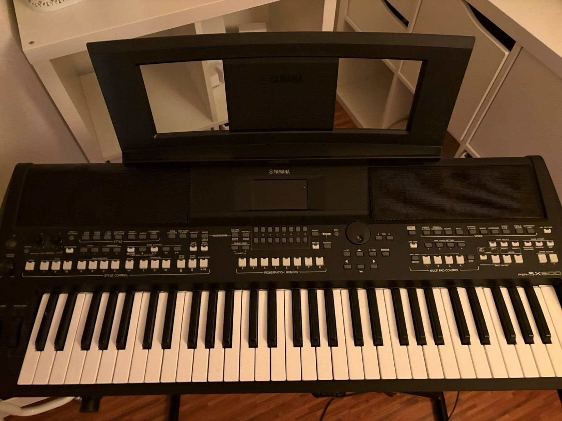 Yamaha Instruments de musique: Keyboard Yamaha PSR-SX600 inkl. Ständer – D'occasion à Laufenburg par Winter1976