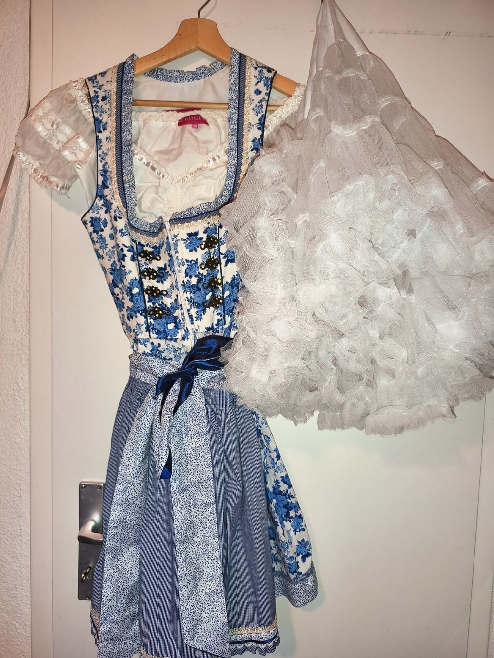 Vestiti: Dirndl – Nuovo (secondo la descrizione) da Zürich venduto da ali_gn9m