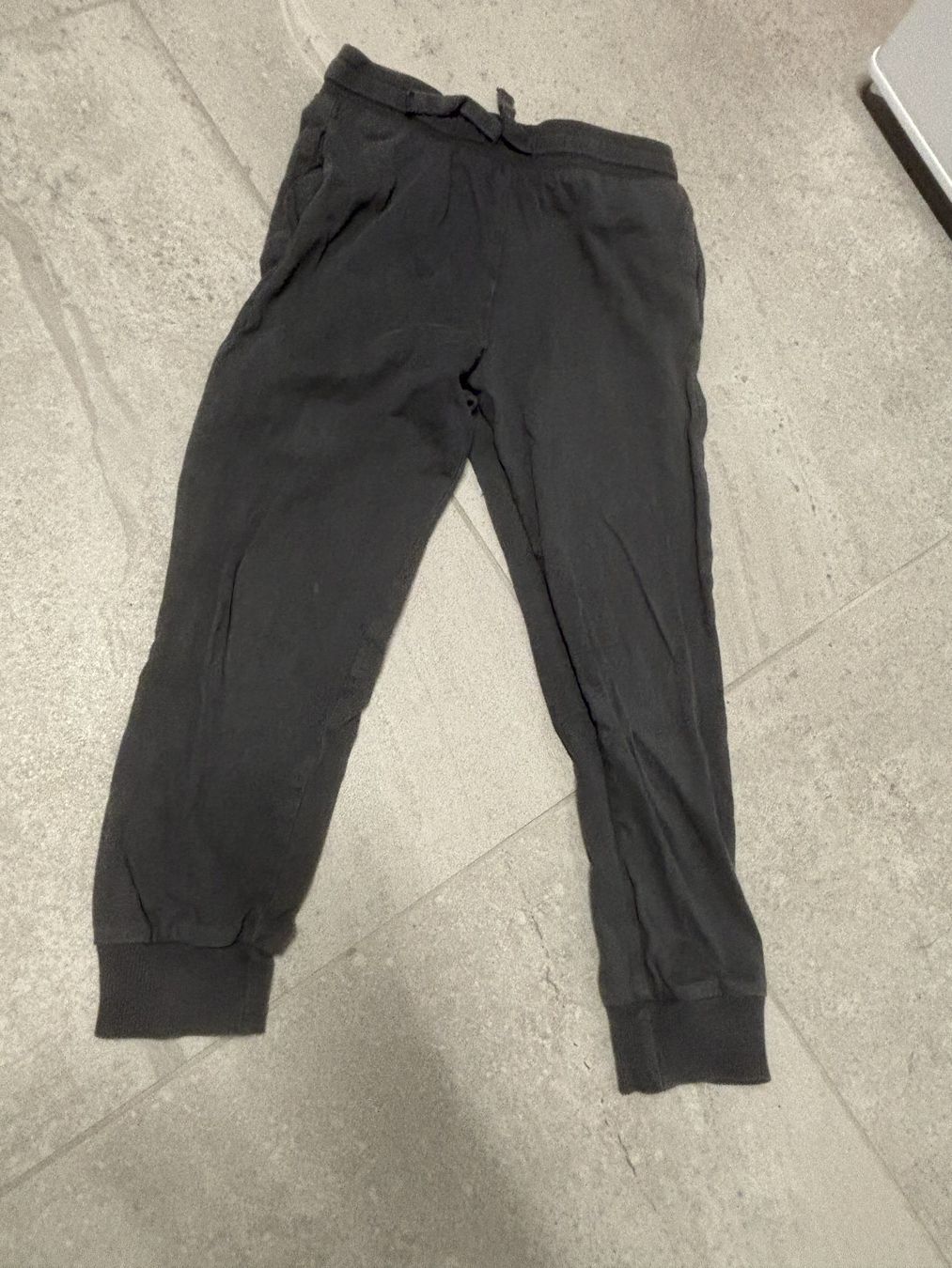 Pantalons: Training jogger 122 – D'occasion à Salvenach par gwenwywar