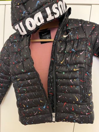Nike Kinder Daunenjacke Gr. 116 Top Zustand