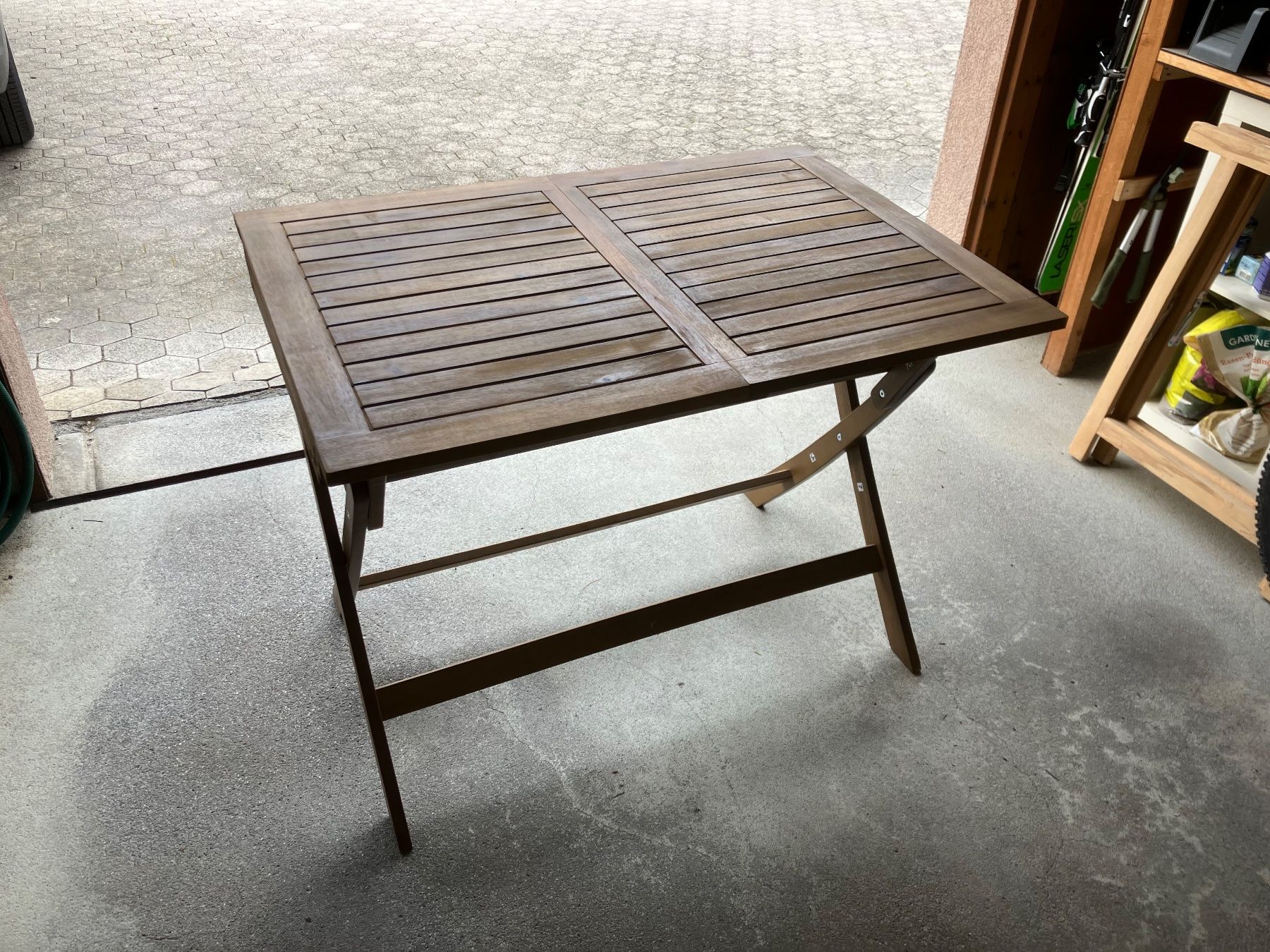Johann Jakob Tischset: kleiner Balkon- oder Gartentisch aus Holz mit zwei Stühlen – Gebraucht aus Seewis-Schmitten von jon_qx57 1