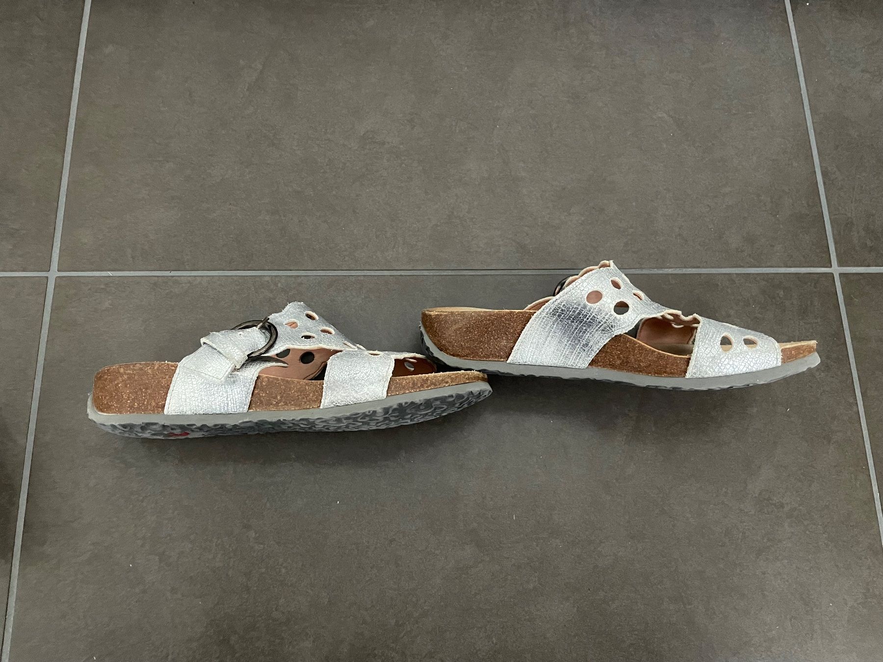 Asics Scarpe da uomo: Hausschuh oder Sandale der Marke THINK! – Usato da Bourguillon venduto da gartenwohnen 1