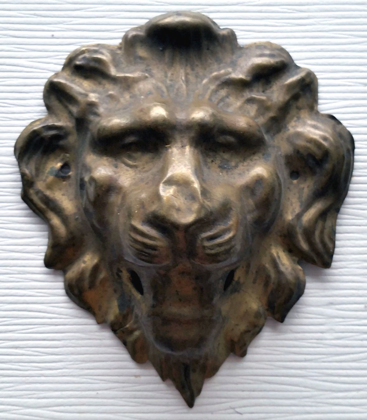 Ferramenta: Möbelbeschlag Löwenkopf aus Messingblech, ca. 1880-1900 – Usato da Oberriet SG venduto da ganesh435