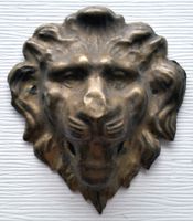 Möbelbeschlag Löwenkopf (I) aus Messingblech, ca. 1880-1900