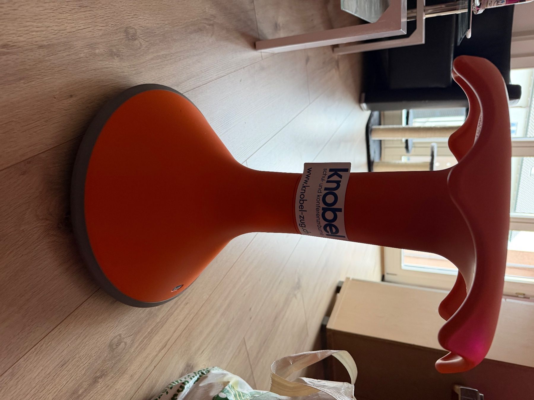 Hocker: Ergonomie stuhl orange Kunststoff – Gebraucht aus Schlattingen von Louisa_Mk4 1