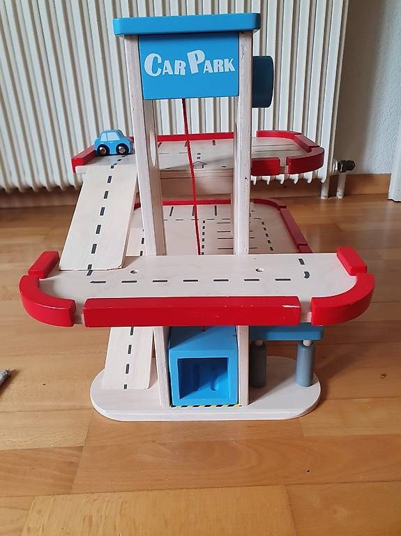 Giocattoli: Spielautogarage mit Lift – Usato da Thun venduto da elefe8 1