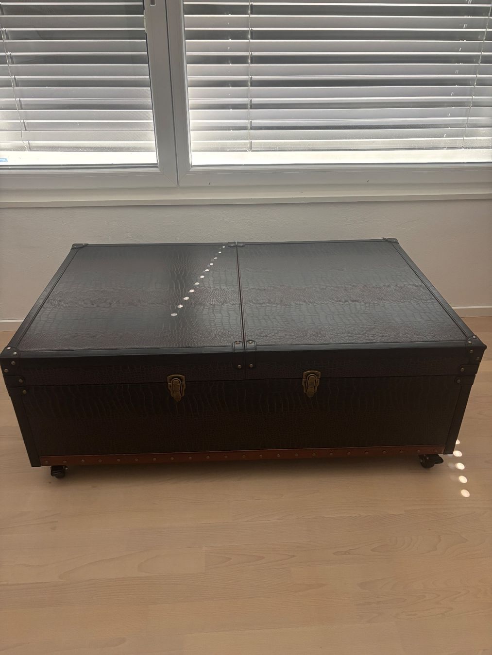 Allestimento di negozi e stand fieristici: Coffee Table Bar von KARE / Couchtisch mit Bar – Usato da Zürich venduto da bowmore13