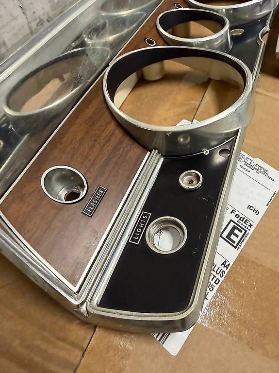 Mopar Tutti pezzi di ricambio auto: Plymouth Dodge Barracuda Dash Bezel – Usato da Winterthur venduto da Calculating.Infinity 2