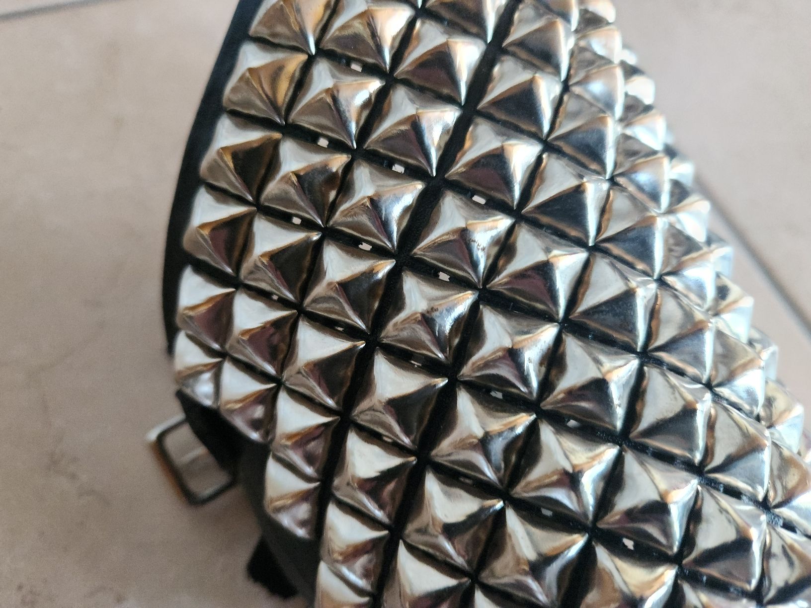 Bracciali & Braccialetti: 2x Nieten Armbänder Pyramiden Heavy Metal – Nuovo (secondo la descrizione) da Aarburg venduto da Se20 2