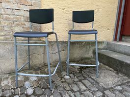 Zwei STIG Barhocker, schwarz/grau, 63 cm